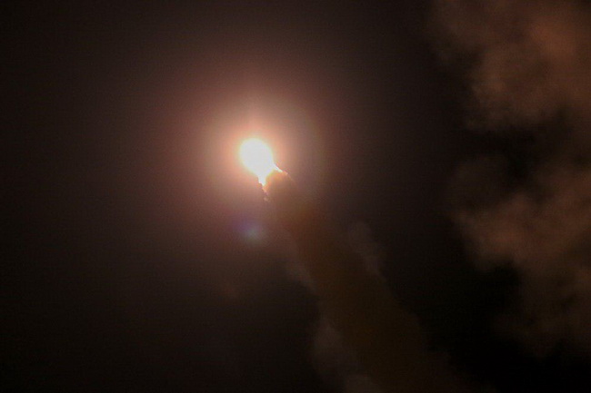 لحظه حمله موشکی سپاه به داعش(تصاویر) لحظه حمله موشکی سپاه به داعش(تصاویر)