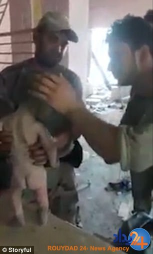 یافتن نوزاد زنده پس از 4 روز گرسنگی در خرابه‌های موصل (فیلم و تصاویر)