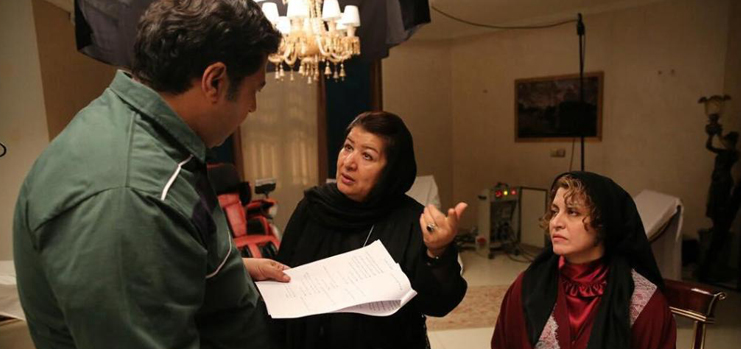نصیحتهای آزار دهنده بانوی کارگردان در «زیر سقف دودی» نصیحتهای آزار دهنده بانوی کارگردان در «زیر سقف دودی»