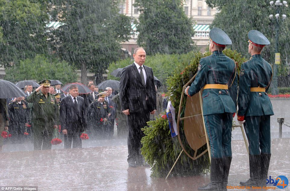 ادای احترام پوتین به کشته‌های جنگ جهانی دوم زیر باران شدید (تصاویر)