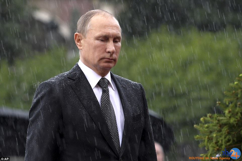 ادای احترام پوتین به کشته‌های جنگ جهانی دوم زیر باران شدید (تصاویر)