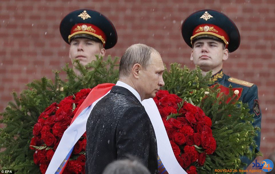 ادای احترام پوتین به کشته‌های جنگ جهانی دوم زیر باران شدید (تصاویر)