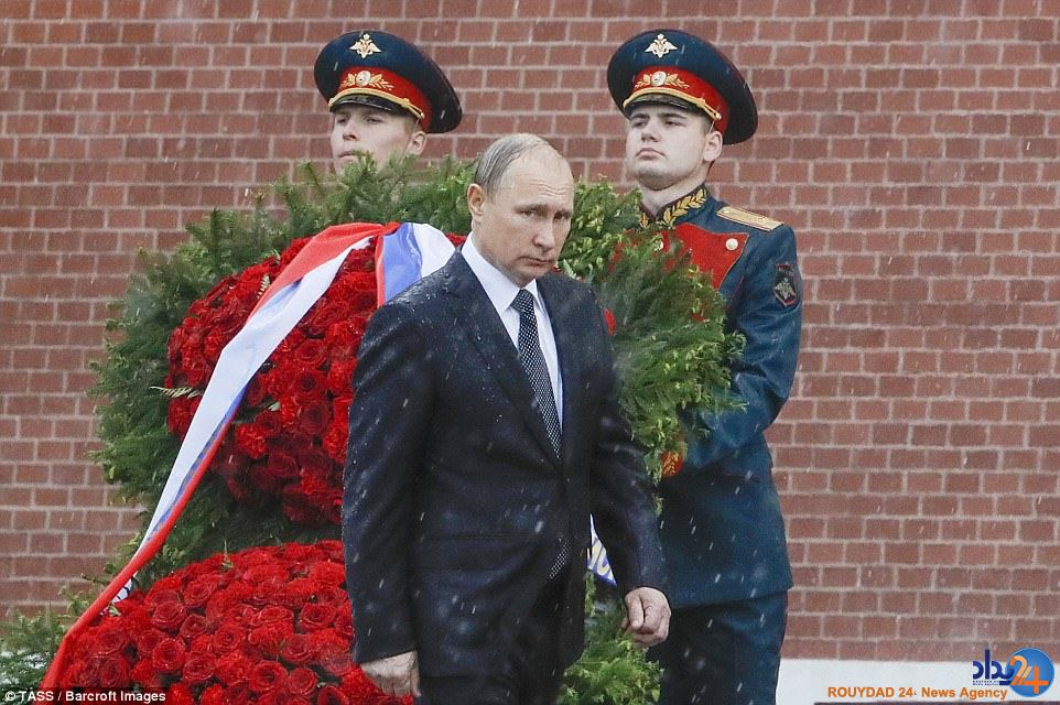 ادای احترام پوتین به کشته‌های جنگ جهانی دوم زیر باران شدید (تصاویر)