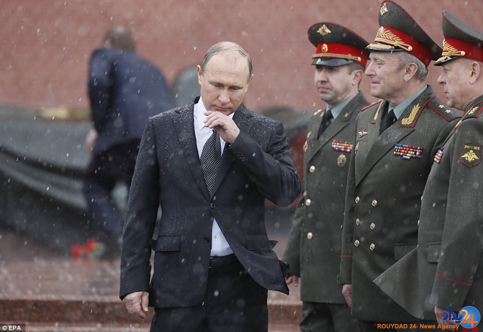 ادای احترام پوتین به کشته‌های جنگ جهانی دوم زیر باران شدید (تصاویر)