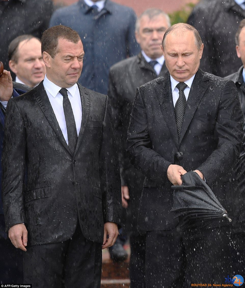 ادای احترام پوتین به کشته‌های جنگ جهانی دوم زیر باران شدید (تصاویر)