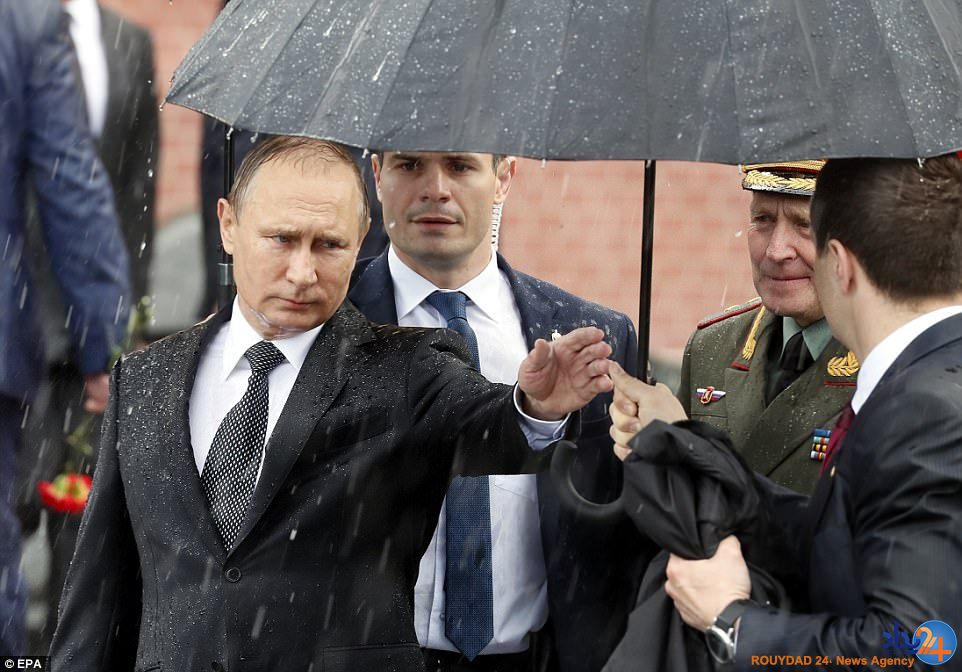 ادای احترام پوتین به کشته‌های جنگ جهانی دوم زیر باران شدید (تصاویر)