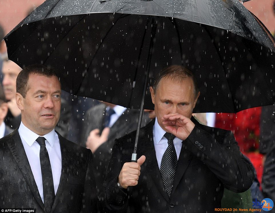 ادای احترام پوتین به کشته‌های جنگ جهانی دوم زیر باران شدید (تصاویر)