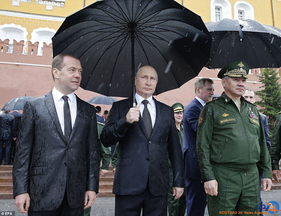 ادای احترام پوتین به کشته‌های جنگ جهانی دوم زیر باران شدید (تصاویر)