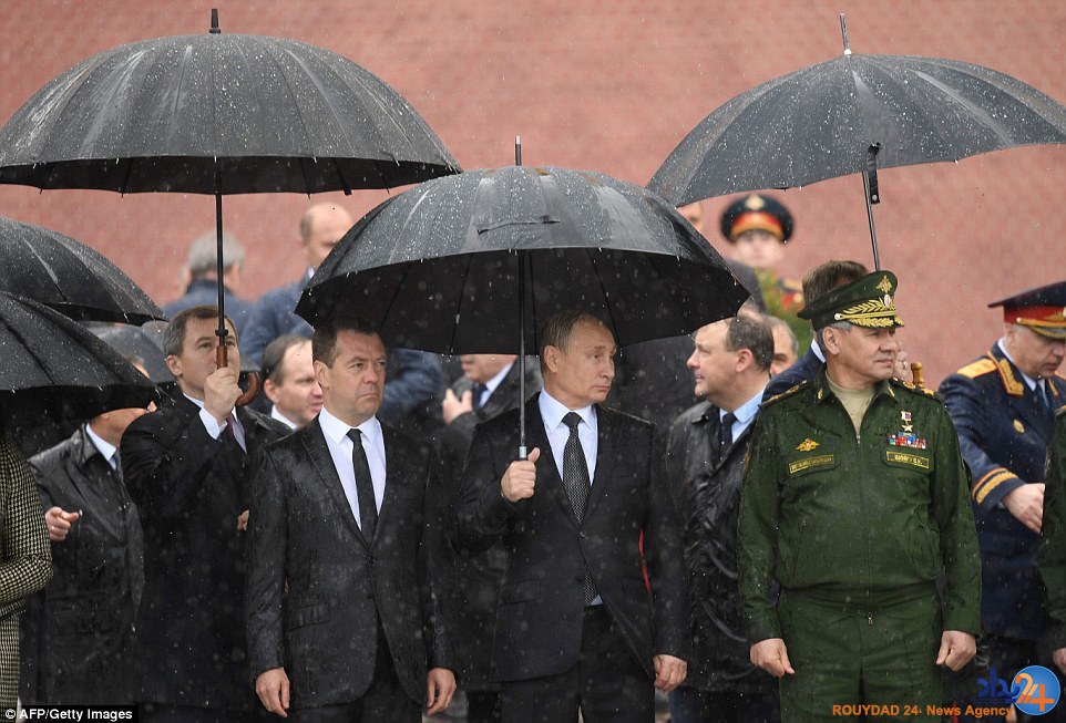 ادای احترام پوتین به کشته‌های جنگ جهانی دوم زیر باران شدید (تصاویر)