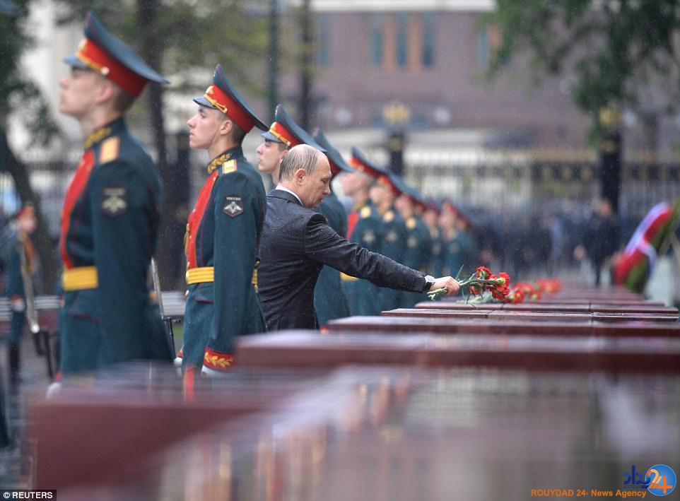 ادای احترام پوتین به کشته‌های جنگ جهانی دوم زیر باران شدید (تصاویر)