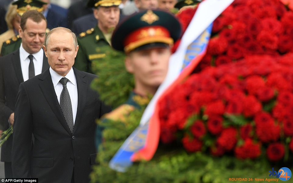 ادای احترام پوتین به کشته‌های جنگ جهانی دوم زیر باران شدید (تصاویر)