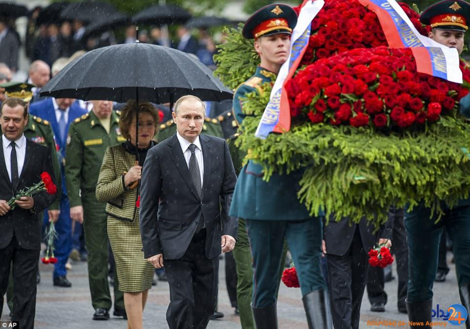 ادای احترام پوتین به کشته‌های جنگ جهانی دوم زیر باران شدید (تصاویر)
