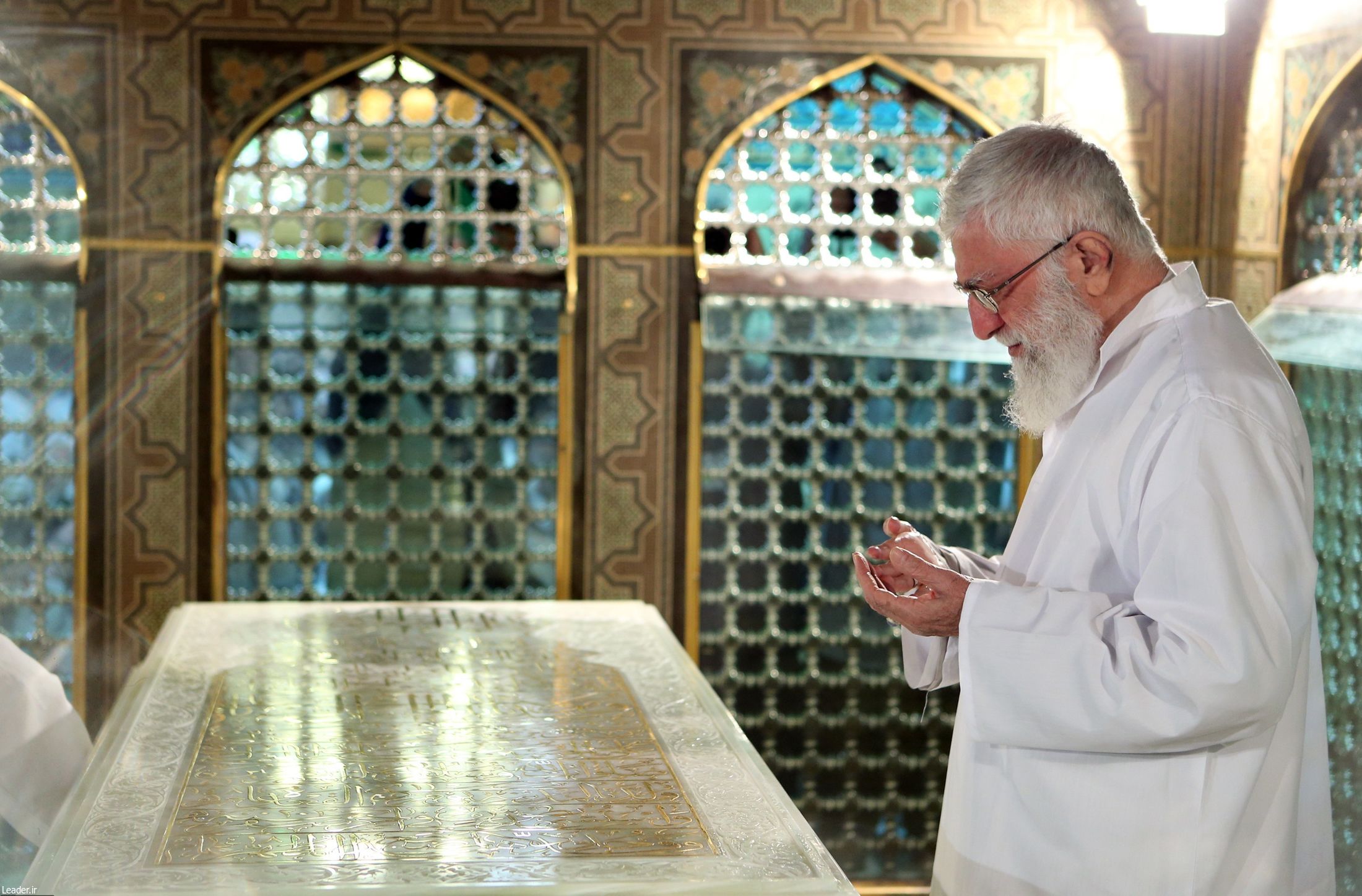 حضور رهبری در غبارروبی ضریح امام رضا حضور رهبری در غبارروبی ضریح امام رضا