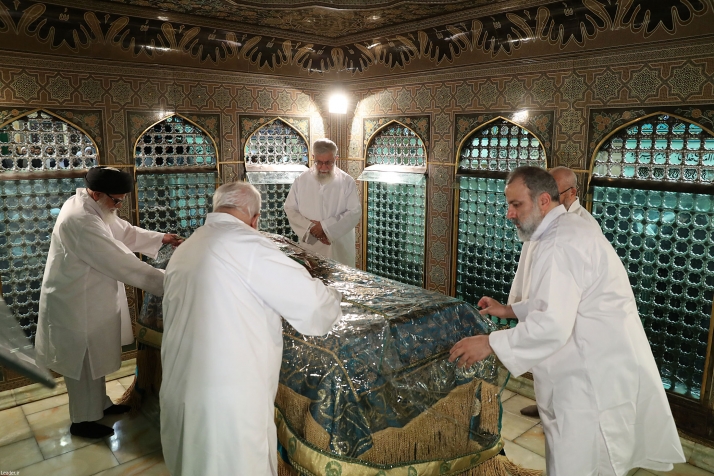 حضوررهبری‌درغبارروبی‌ضریح‌امام رضا(عکس)