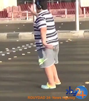 نوجوان 14 ساله سعودی به دلیل رقص در خیابان بازداشت شد (فیلم و تصاویر)