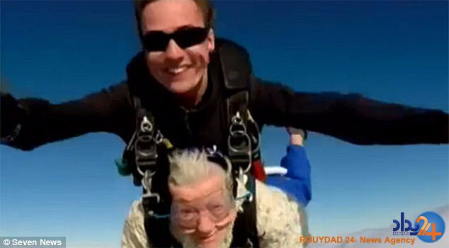 چتربازی مادربزرگ 101 ساله در ارتفاع 14 هزار فوتی (فیلم و تصاویر)