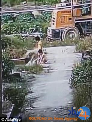 سه کودک برای نجات جان هم یکی پس از دیگری غرق شدند (فیلم و تصاویر)