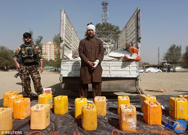 2500 کیلو مواد منفجره طالبان زیر گوجه‌ها کشف شد (فیلم و تصاویر)
