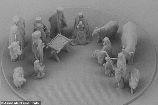 بازسازی صحنه تولد مسیح در سوراخ سوزن + عکس بازسازی صحنه تولد مسیح در سوراخ سوزن + عکس