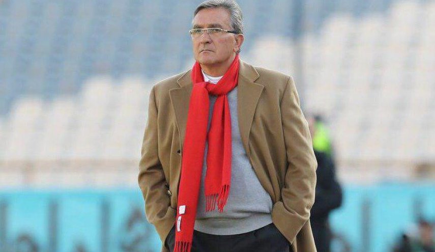 دیوار قرمز پشت برانکو