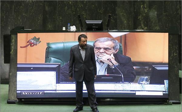 تصاویری از اعتصاب نماینده میانه در مجلس