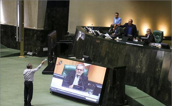 تصاویری از اعتصاب نماینده میانه در مجلس