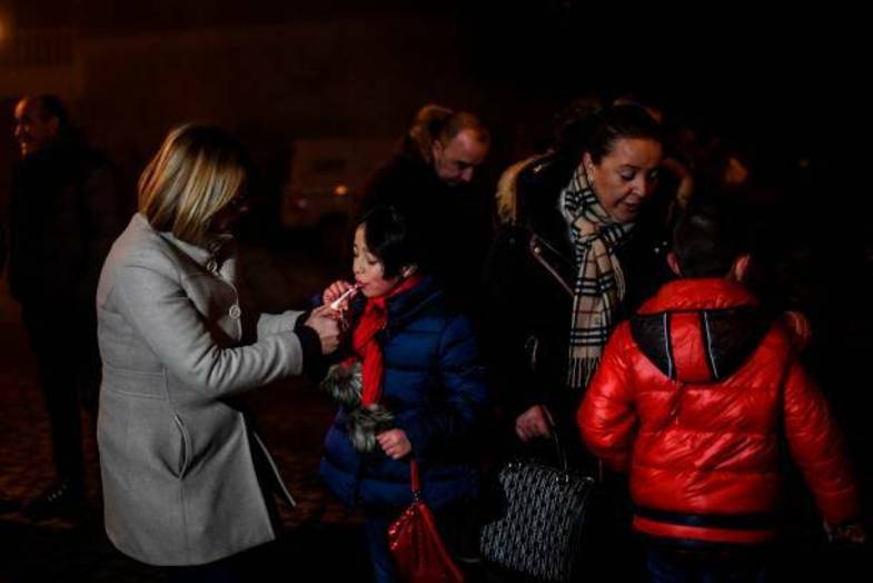 تشویق والدین به سیگار کشیدن کودکان+عکس