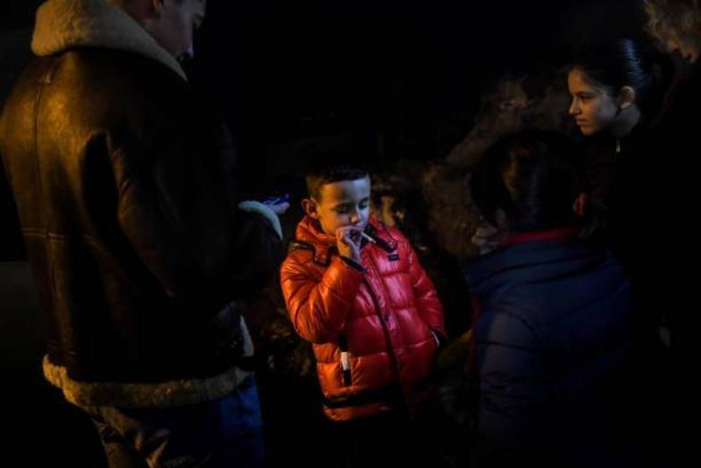 تشویق والدین به سیگار کشیدن کودکان+عکس