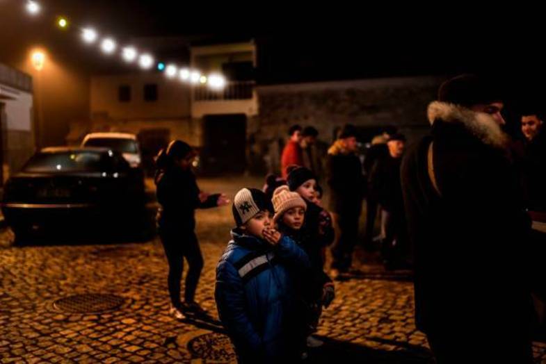 تشویق والدین به سیگار کشیدن کودکان+عکس