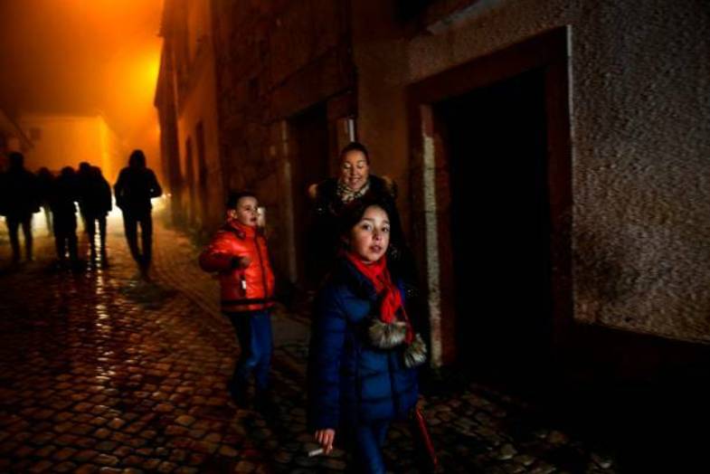 تشویق والدین به سیگار کشیدن کودکان+عکس