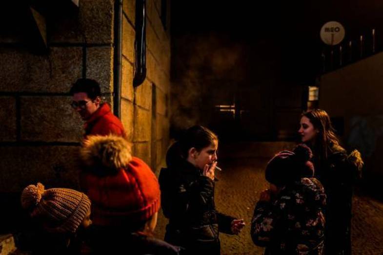 تشویق والدین به سیگار کشیدن کودکان+عکس