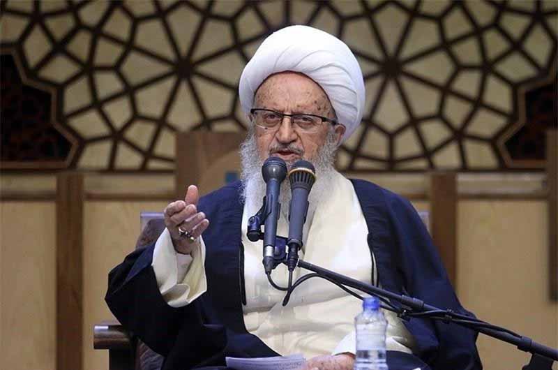 آیت الله مکارم: با شیر دادن مادربزرگ به بچه، پدر و مادر کودک، حرام نمی‌شوند