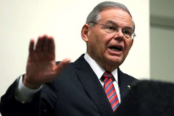 منندز: خود ترامپ يک وضع فوق‌العاده براي آمريکاست