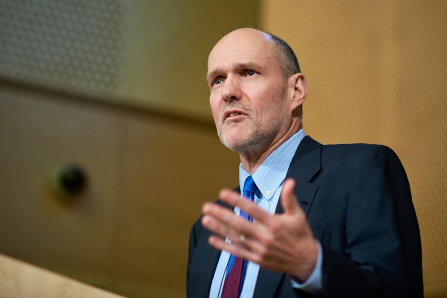 اگر ترامپ تصمیم بگیرد به ایران حمله کند، مجبورشان کنید قبل از هرکاری از شما مجوز بگیرند اگر ترامپ تصمیم بگیرد به ایران حمله کند، مجبورشان کنید قبل از هرکاری از شما مجوز بگیرند