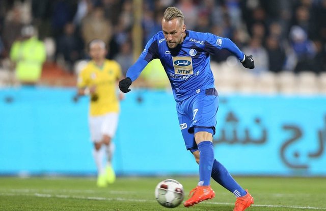 در استقلال به من توپ نمی‌دادند