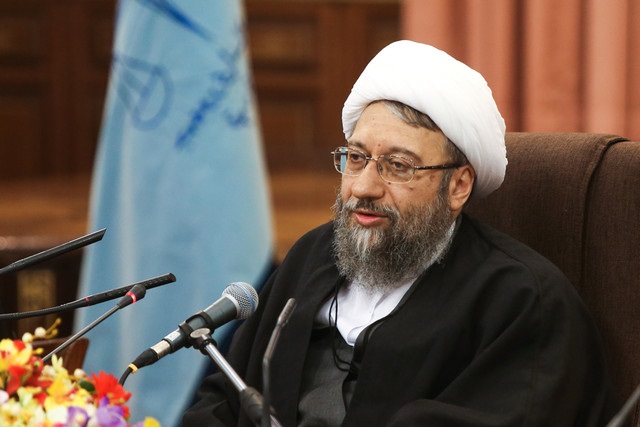 کسی که رای دادگاه را پاره می کند یا می سوزاند، به قانون و قوه قضاییه آشکارا توهین کرده است/ تخریب نهادهای نظام، تخریب اصل نظام است