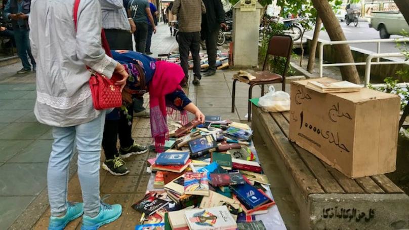 جلوگیری از عرضه کتاب قاچاق در مترو و پارک جلوگیری از عرضه کتاب قاچاق در مترو و پارک