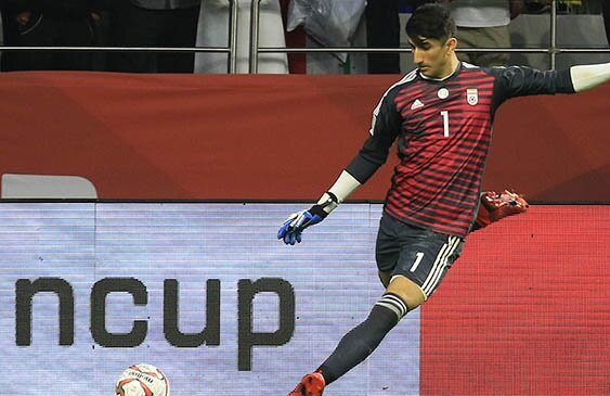 پرتاب دست ۷۰ متری بیرانوند سوژه رسانه های فوتبالی جهان +عکس