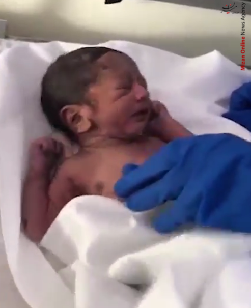 نجات معجزه آسای نوزاد رها شده درون انبوه زباله‌ها +عکس