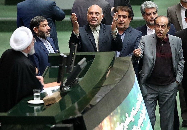جزئیات تشنج در صحن پارلمان هنگام سخنرانی روحانی/ تذکر مداوم لاریجانی به نمایندگان