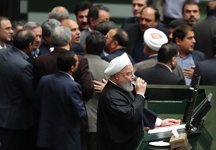 جزئیات تشنج در صحن پارلمان هنگام سخنرانی روحانی/ تذکر مداوم لاریجانی به نمایندگان جزئیات تشنج در صحن پارلمان هنگام سخنرانی روحانی/ تذکر مداوم لاریجانی به نمایندگان