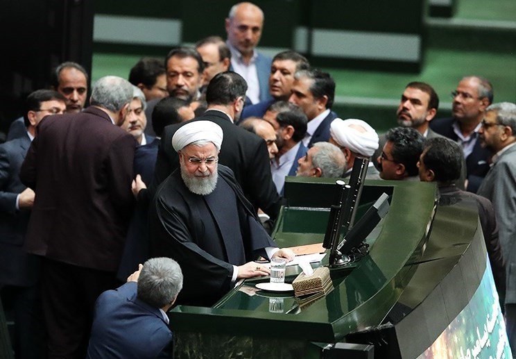 جزئیات تشنج در صحن پارلمان هنگام سخنرانی روحانی/ تذکر مداوم لاریجانی به نمایندگان جزئیات تشنج در صحن پارلمان هنگام سخنرانی روحانی/ تذکر مداوم لاریجانی به نمایندگان