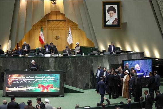 جزئیات تشنج در صحن پارلمان هنگام سخنرانی روحانی/ تذکر مداوم لاریجانی به نمایندگان