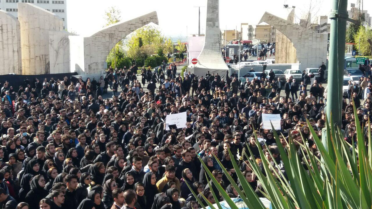 تجمع اعتراضی دانشجویان علوم و تحقیقات +فیلم و عکس