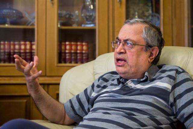 اصلاحطلبان فعلا روی لبه تیغی راه میروند اصلاحطلبان فعلا روی لبه تیغی راه میروند