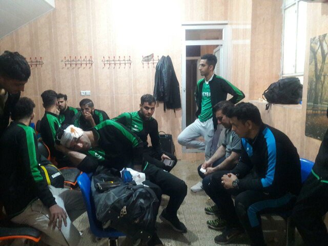 چاقوکشی در لیگ دسته دو فوتبال! / درگیری تماشاگران، بازیکنان و کادر فنی!