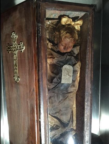 گورستانی ترسناک با جنازههایی روی دیوار! گورستانی ترسناک با جنازههایی روی دیوار!