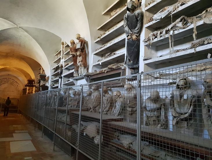 گورستانی ترسناک با جنازههایی روی دیوار! گورستانی ترسناک با جنازههایی روی دیوار!