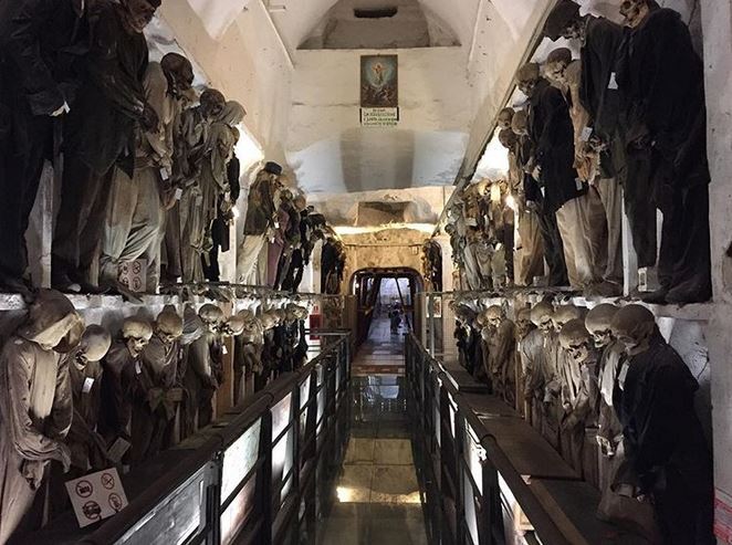 گورستانی ترسناک با جنازههایی روی دیوار! گورستانی ترسناک با جنازههایی روی دیوار!