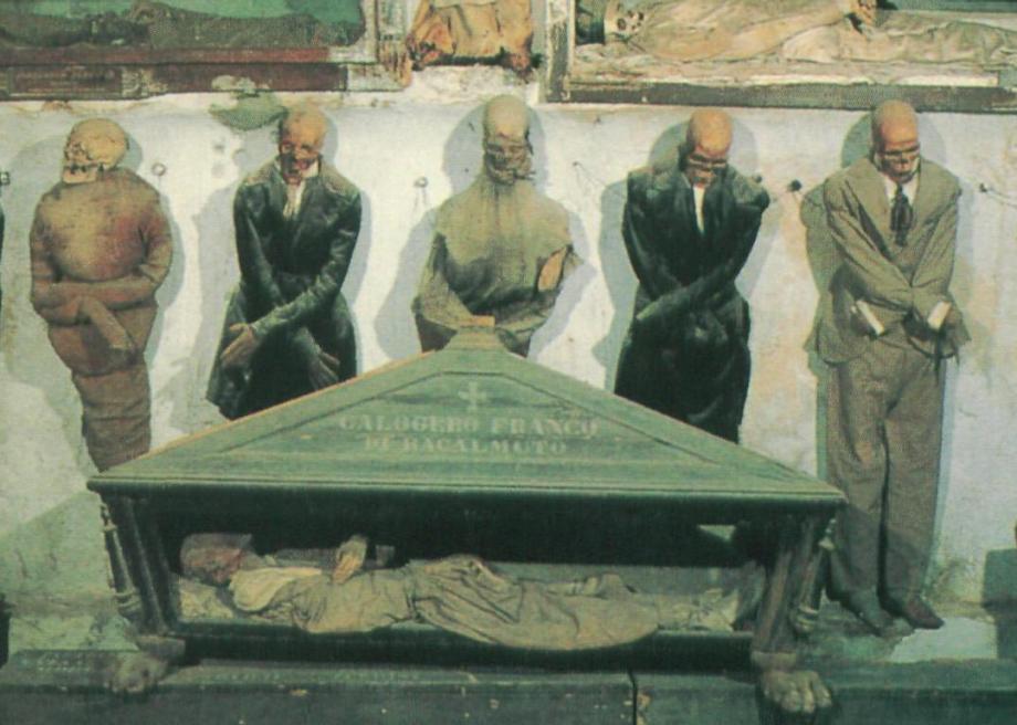 گورستانی ترسناک با جنازههایی روی دیوار! گورستانی ترسناک با جنازههایی روی دیوار!